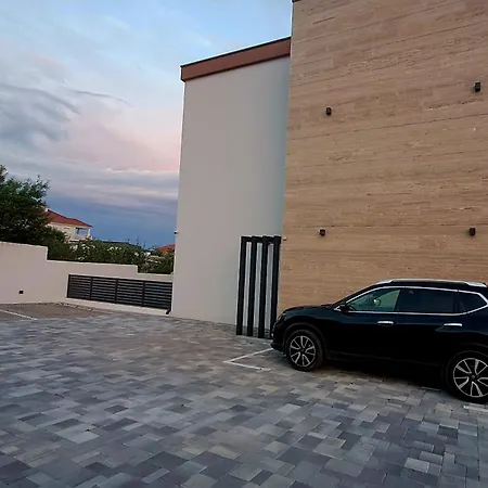 Arya Apartment